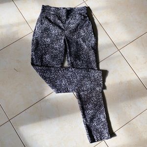 WORTHINGTON PETTIE SIZE 8 BLACK DRESS PANTS
STRETCHY Slacks